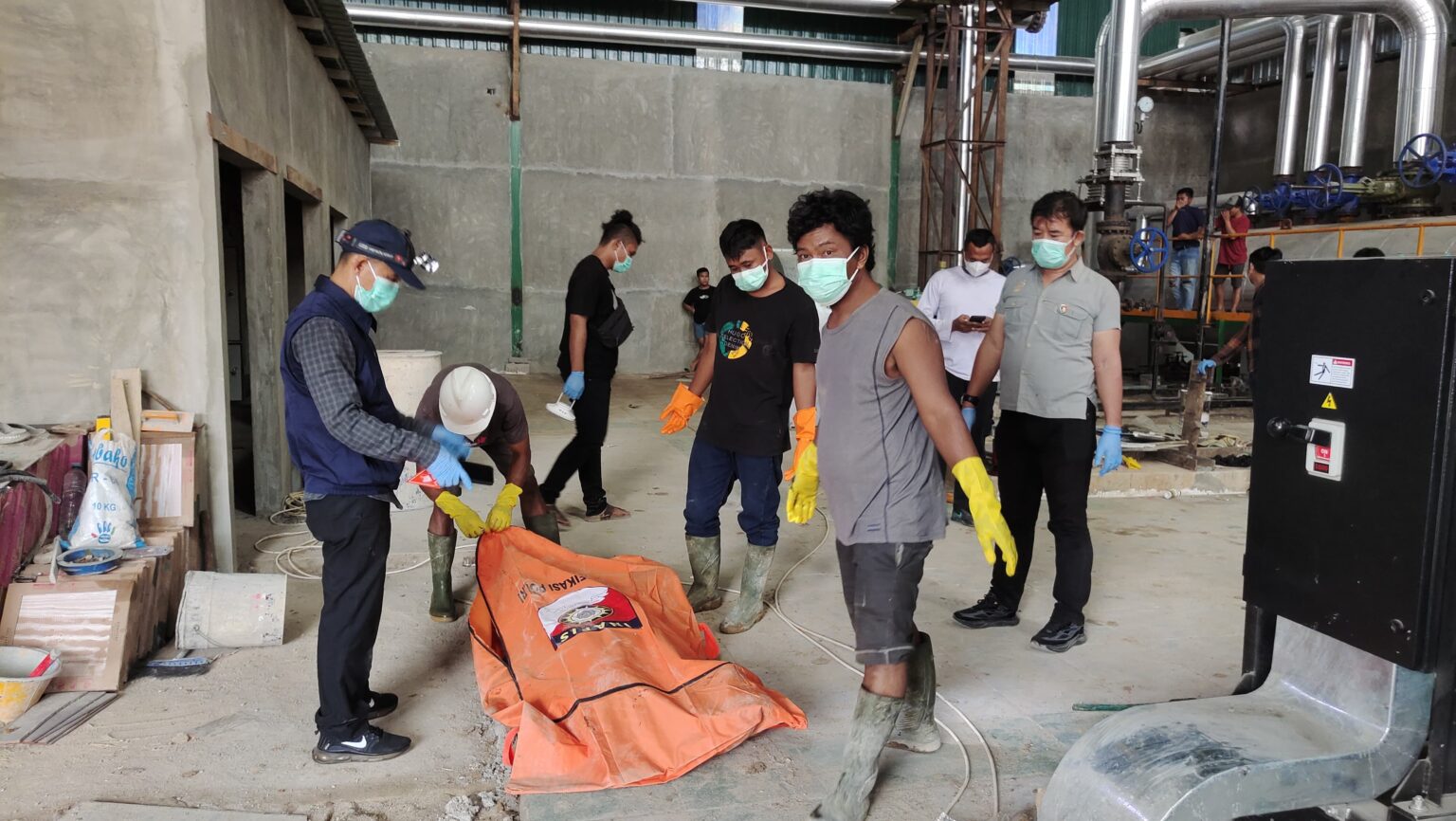 Ditemukan Mayat Pria di Area PT. KIM Desa Pesikaian, Polsek Cerenti Gerak Cepat Evakuasi